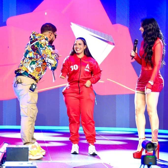 Yohanna Beato gana en "El último en quitar la mano se la queda" de Alofoke