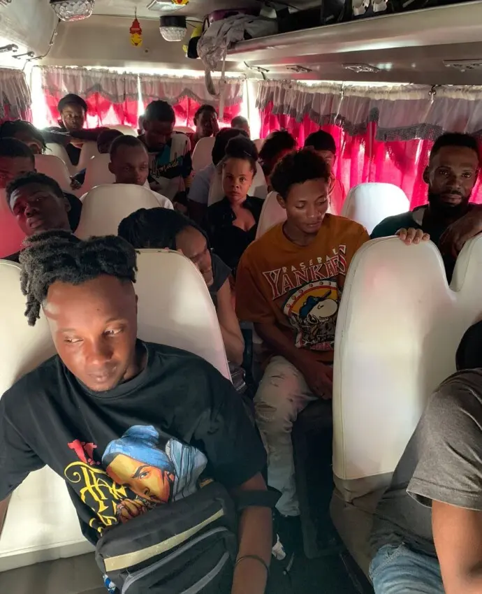 Parte del grupo de haitianos ilegales interceptados por la Policía en Baní