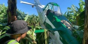 Avioneta de fumigación se estrella en Montecristi, piloto sobrevive