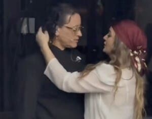 Elvis Crespo es captado con su nueva pareja: ¿Quién es?