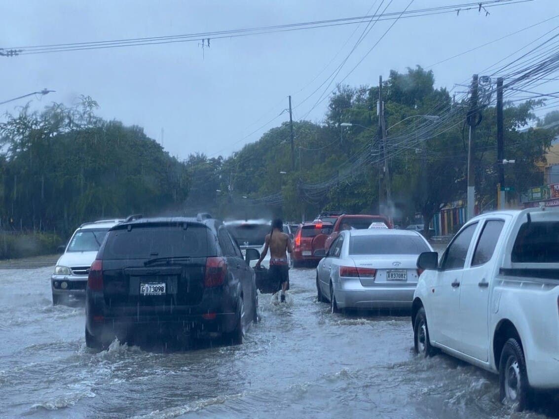 Fuertes lluvias en Santiago causan inundaciones y retrasos en el tránsito