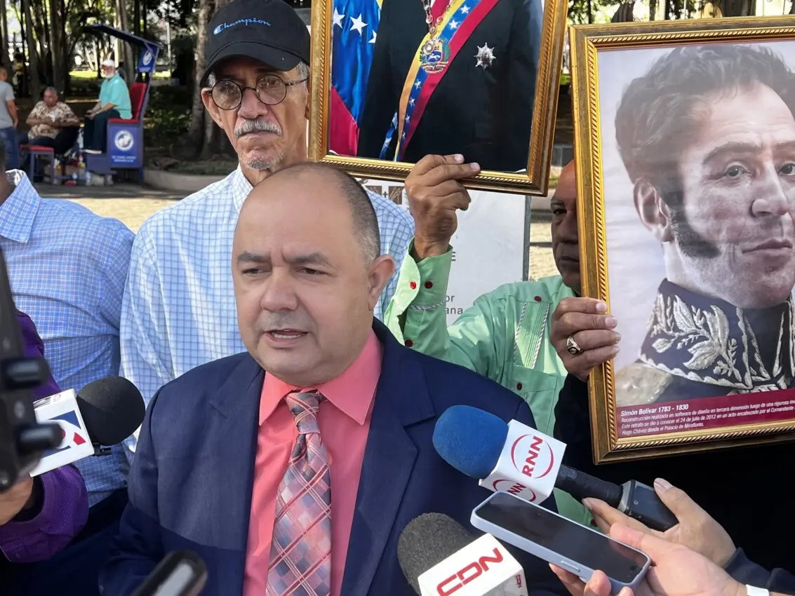 Vigilia en Santiago: Defienden el retorno de Maduro al poder