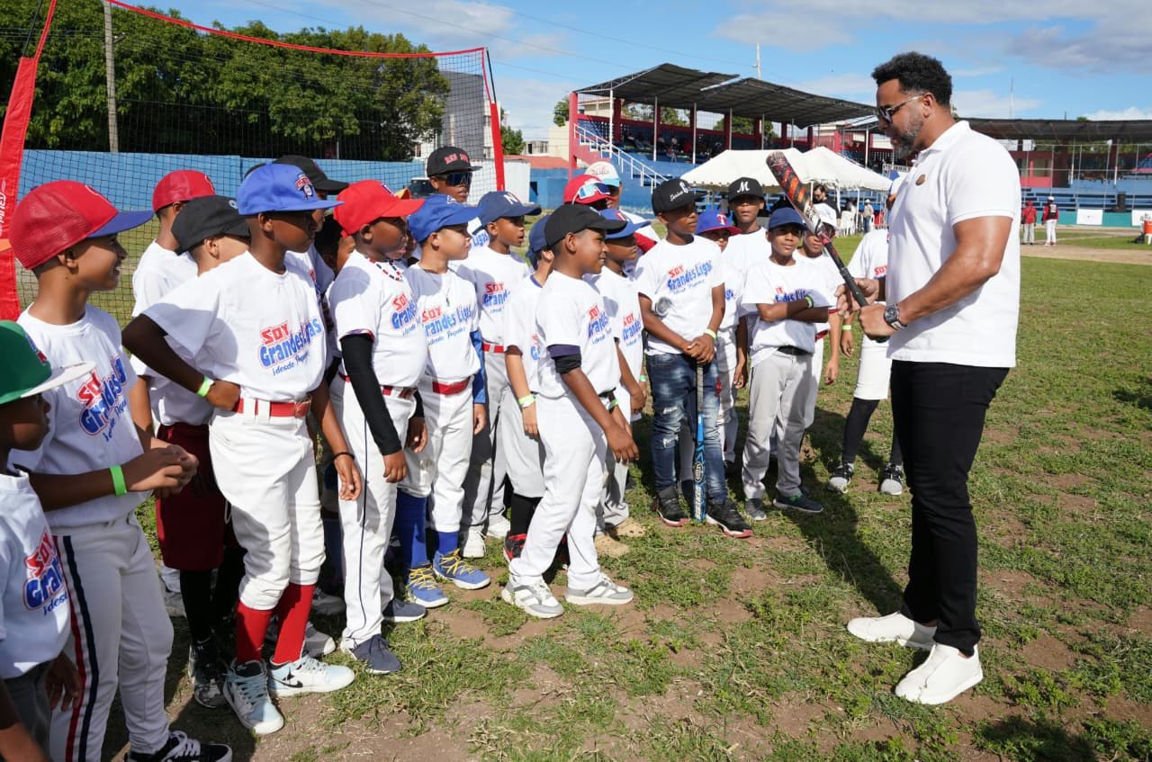 Más de 200 niños participan en clínica de béisbol