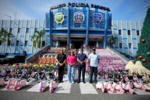 Niños de policías reciben juguetes en emotivo encuentro por el Día de los Reyes