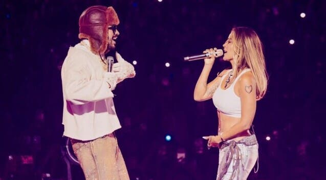 Bad Bunny cierra su paso por Medellín con Karol G