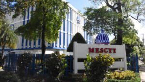 Ruidos en supuesto manejo irregular de becas habrían motivado salida de Franklin García de el MESCYT