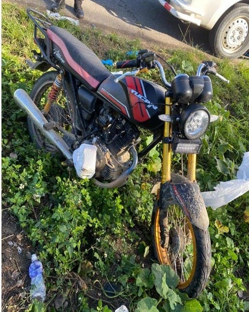 Motocicleta hallada al lado del cadáver de Jorge Luis Tejada, miembro de Los Fantasmas, en Santo Domingo Oeste.