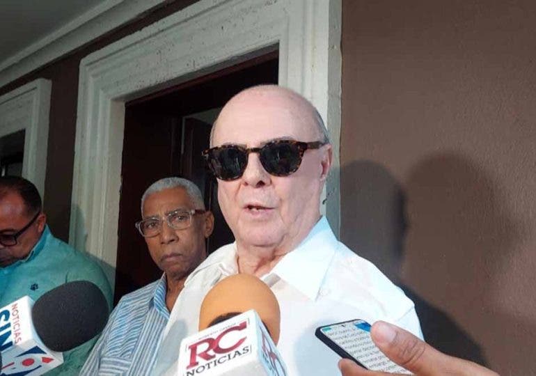 Hipólito Mejía destaca legado de Ramón Alburquerque durante velatorio