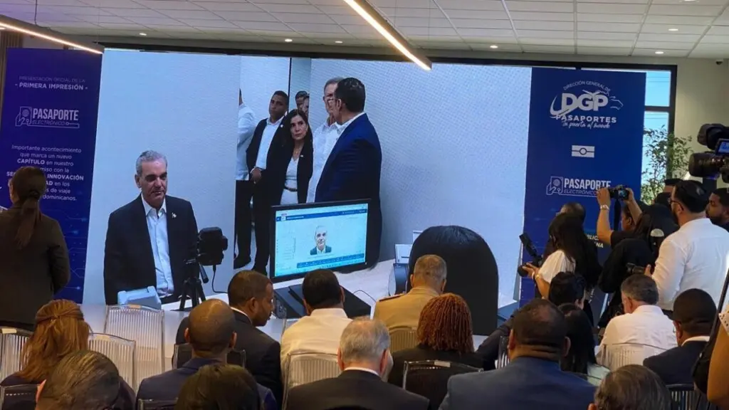 El presidente Luis Abinader en el acto en que recibió hoy el primer pasaporte biométrico.
elieser tapia