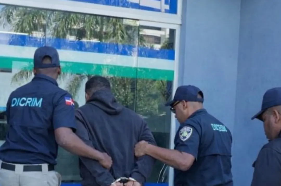 Hombre se entrega por homicidio de chofer durante atentado en Santiago Oeste