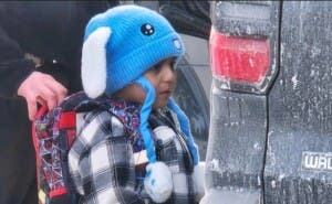 Un juez federal bloquea la deportación del niño de 5 años y su padre detenidos en Minesota