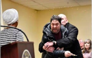 Hombre rocía con líquido a congresista demócrata Ilhan Omar en un mítin en Mineápolis