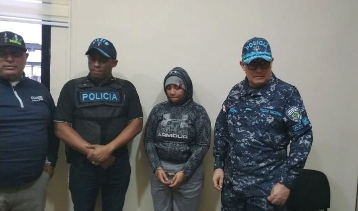 Ankelsy Valerio de Jesús en momentos que se entrega a las autoridades luego del homicidio a tiros de su hermana Anelsy Ceballos de Jesús en un hecho ocurrido en el sector Taína, de San Francisco de Macorís./Foto fuente externa