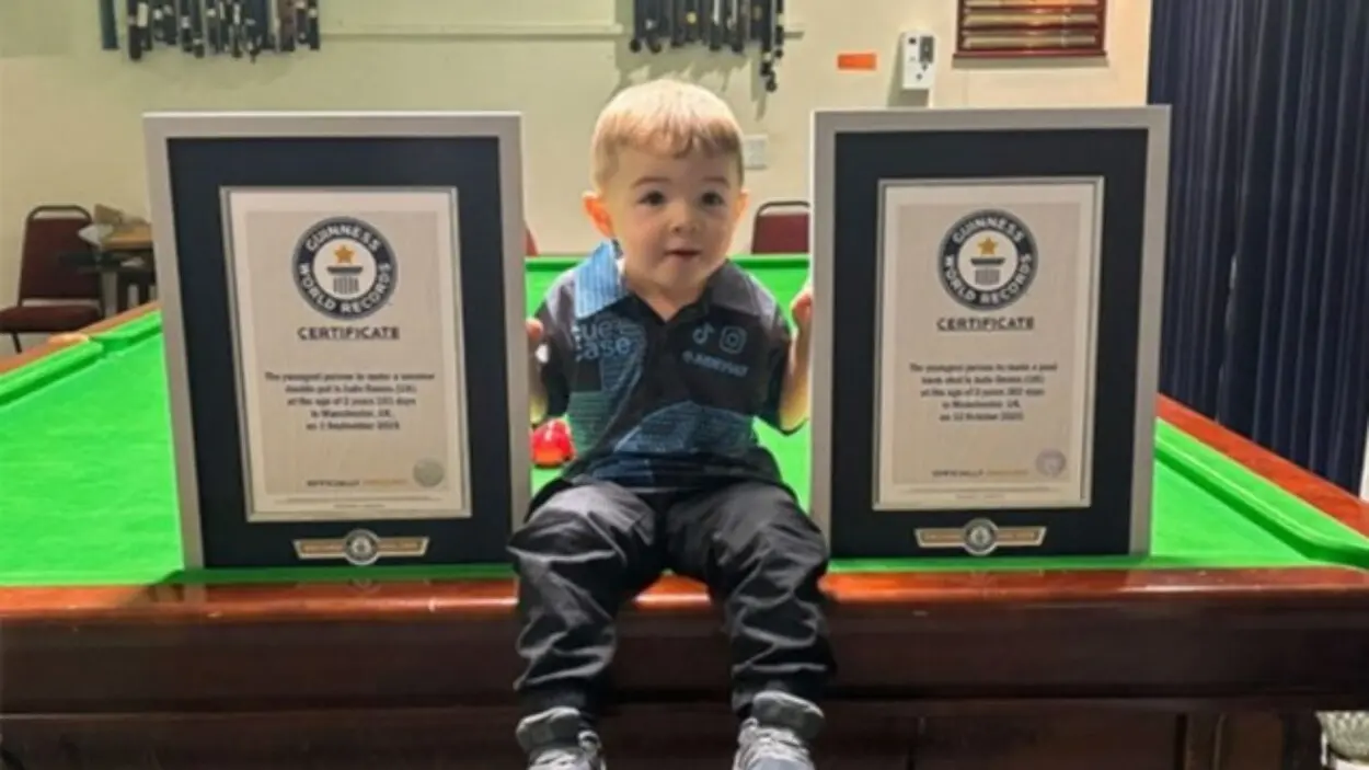 Un niño de dos años bate dos récord Guiness de billar