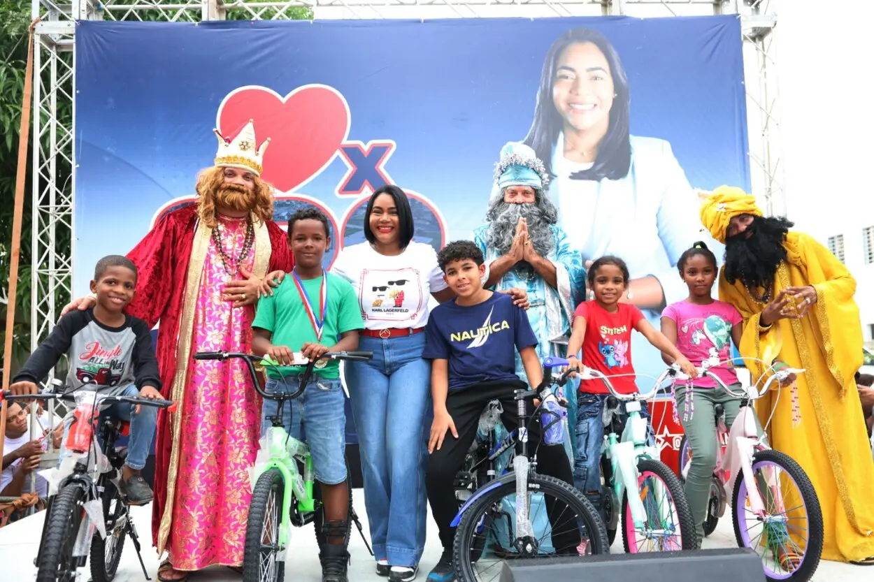 Leyvi Bautista entrega juguetes y sonrisas a cientos de niños