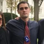 Se pospone lectura de cargos contra Nick Reiner por el asesinato de sus padres