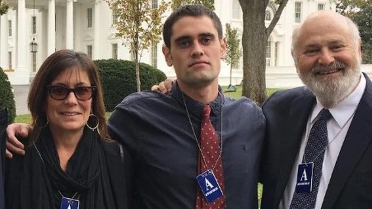 Se pospone lectura de cargos contra Nick Reiner por el asesinato de sus padres