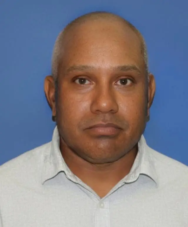 Muere chofer herido tras tiroteo dirigido a funcionaria carcelaria en Santiago