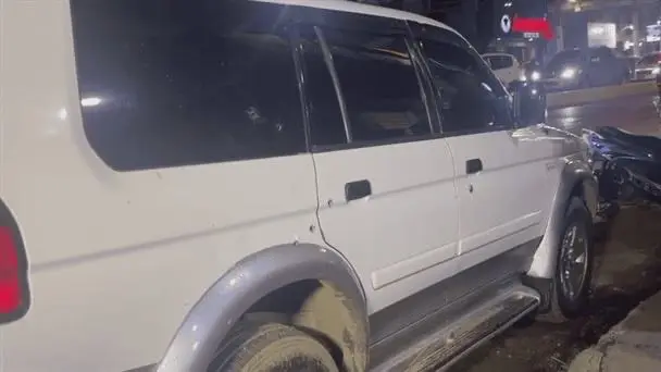 Muere chofer herido tras tiroteo dirigido a funcionaria carcelaria en Santiago