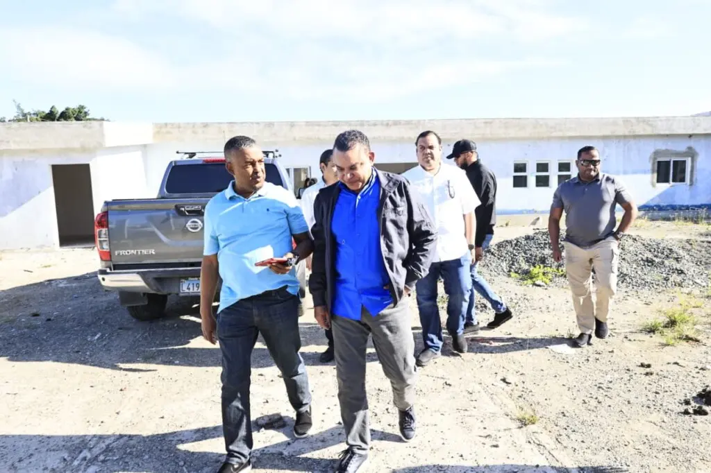 Julio César Landrón garantiza entrega rápida de obras hospitalarias en Santo Domingo Norte