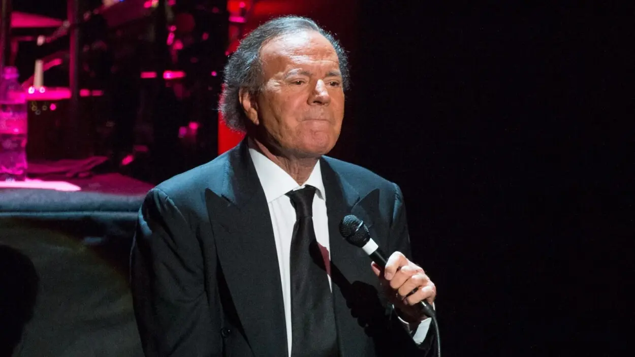 Polémica por denuncias contra Julio Iglesias: Piden retirar distinciones mientras el Gobierno respalda investigar hasta el final