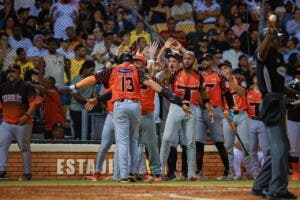 Toros triunfan otra vez contra las Águilas en Santiago en duelo vital para clasificación