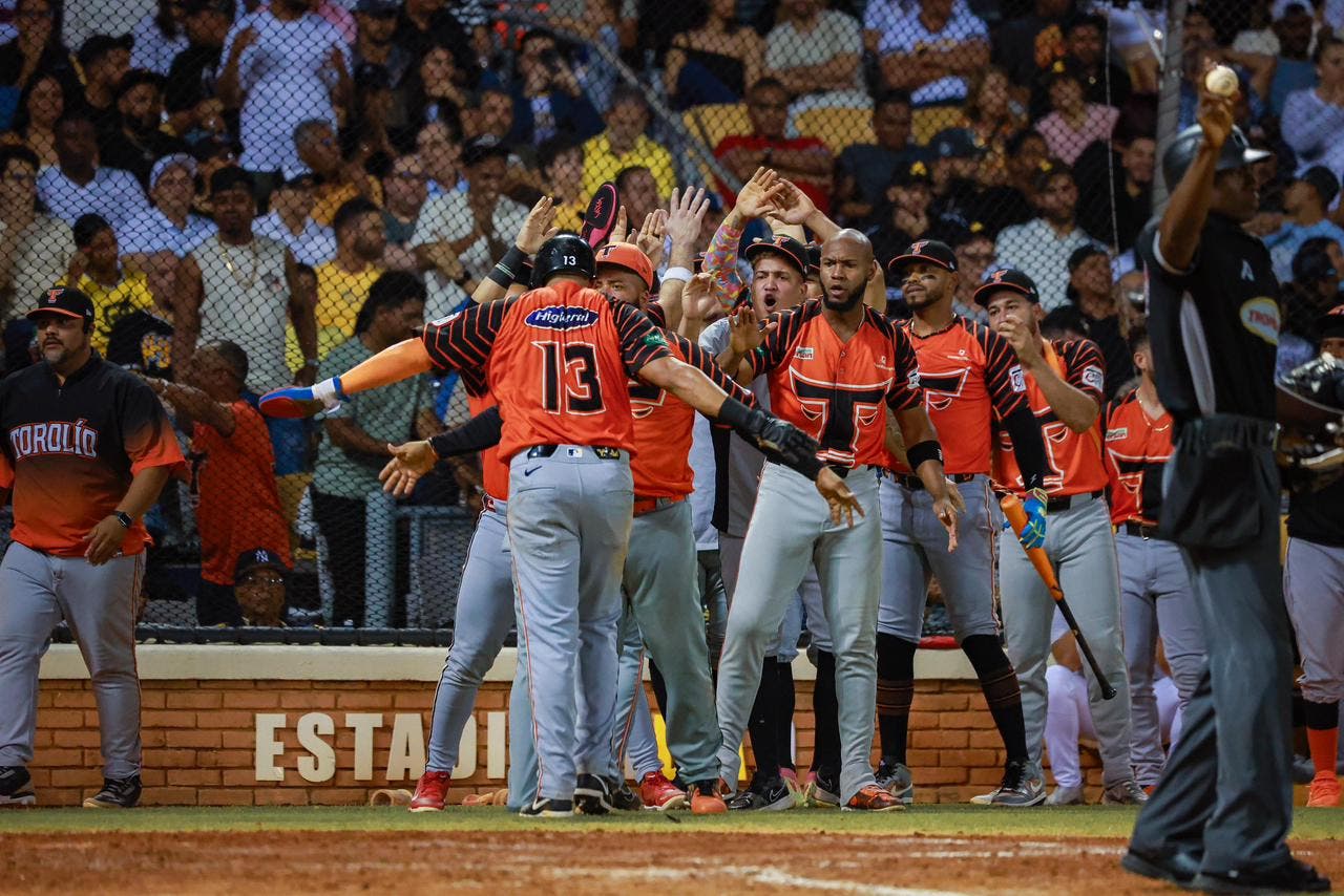 Toros triunfan otra vez contra las Águilas en Santiago en duelo vital para clasificación