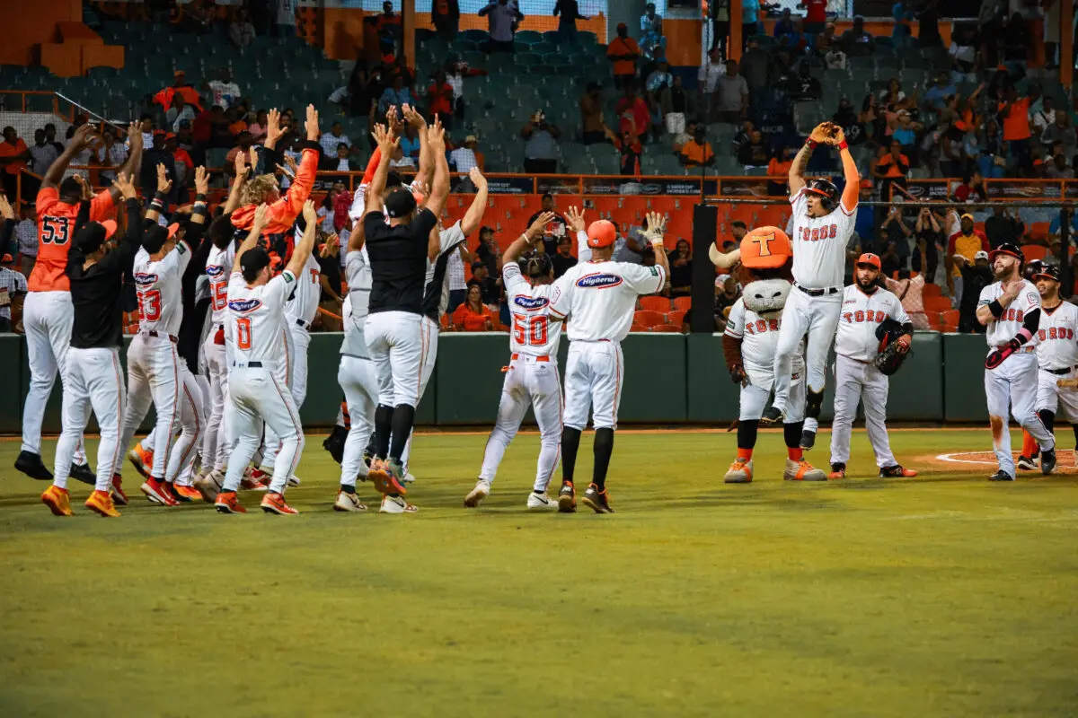 Toros ganan y sacan ventaja sobre Águilas en la carrera por el último pase a la final