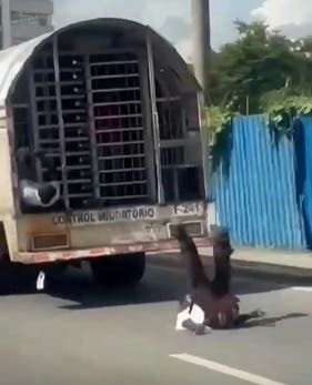 Haitianos huyen de camión de Migración durante traslado en Puerto Plata