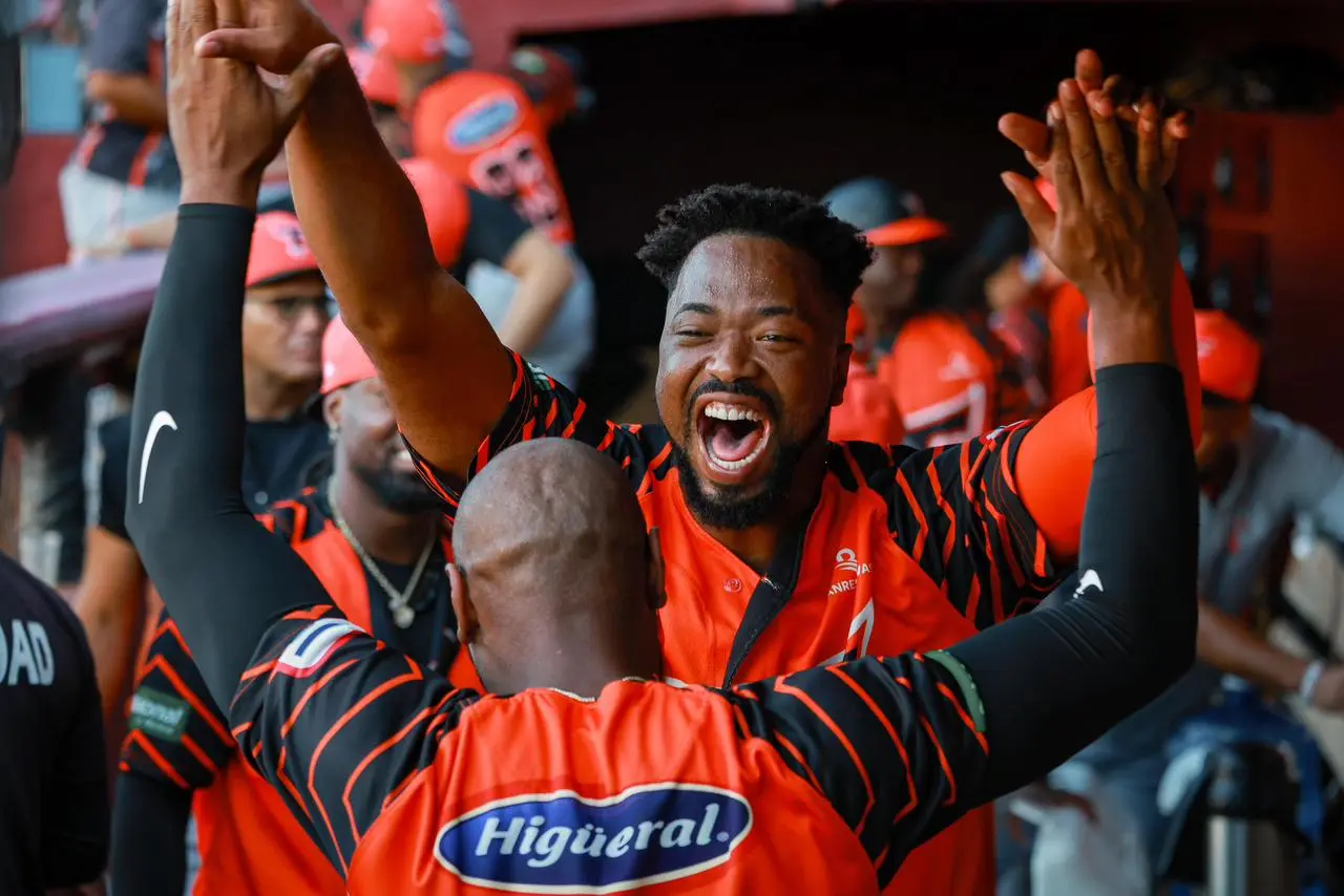 Toros del Este triunfan ante Gigantes en juego agónico