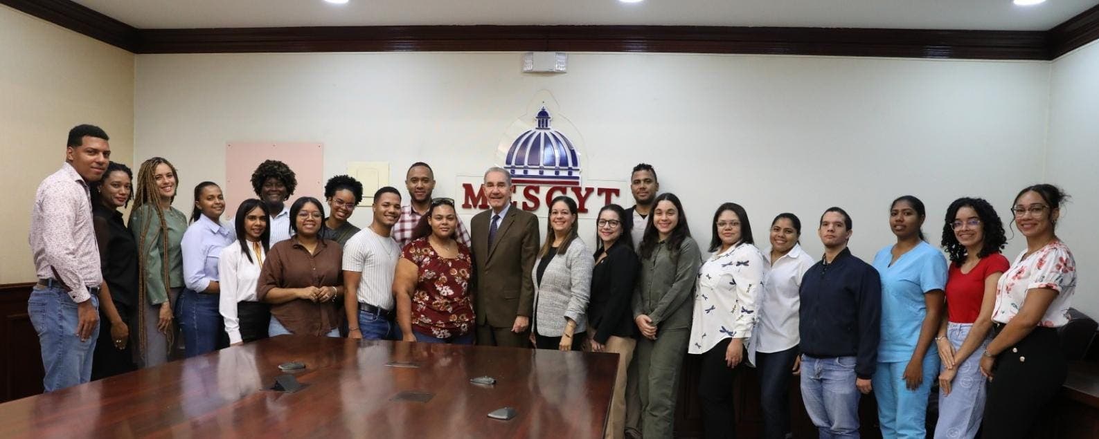 Mescyt incorpora a 36 estudiantes en su innovador programa de portugués por inmersión