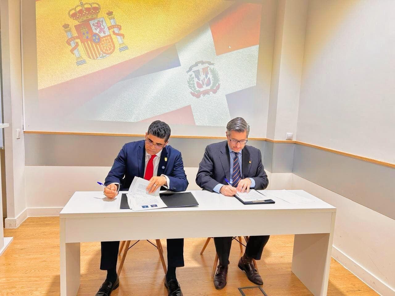 Alcalde Dio Astacio firma acuerdo con la universidad Spain Business School