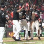 Leones vienen de atrás y triunfan de forma dramática contra Toros en inicio serie final