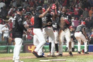 Leones vienen de atrás y triunfan de forma dramática contra Toros en inicio serie final