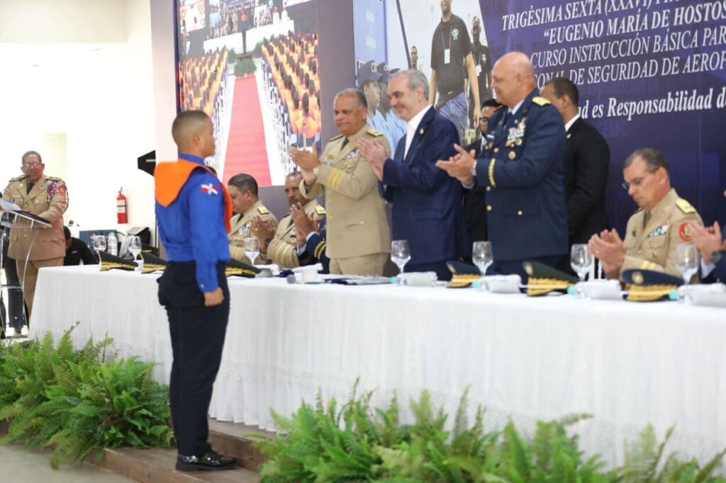 El CESAC celebra graduación y refuerza seguridad aeroportuaria