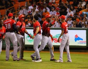 Lake y Navarro acercan al Escogido a la gloria sobre Toros