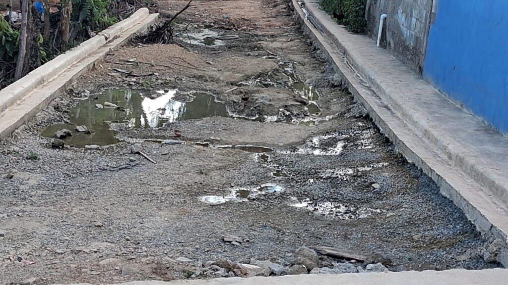 Moradores del sector Nuevo Renacer en Cotuí reclaman a las autoridades la terminación de las calles. Foto Ramón Salcedo Soto