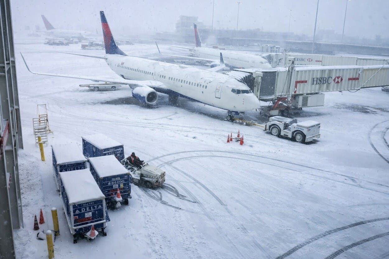 Tormenta de nieve cancela más de 15,600 vuelos en EE. UU. y afecta rutas hacia República Dominicana