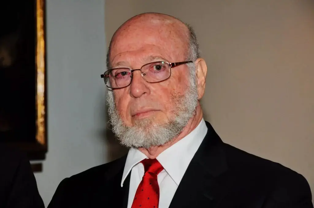 Diez razones por las que Pedro Vergés merece el Premio Nacional de Literatura 2026