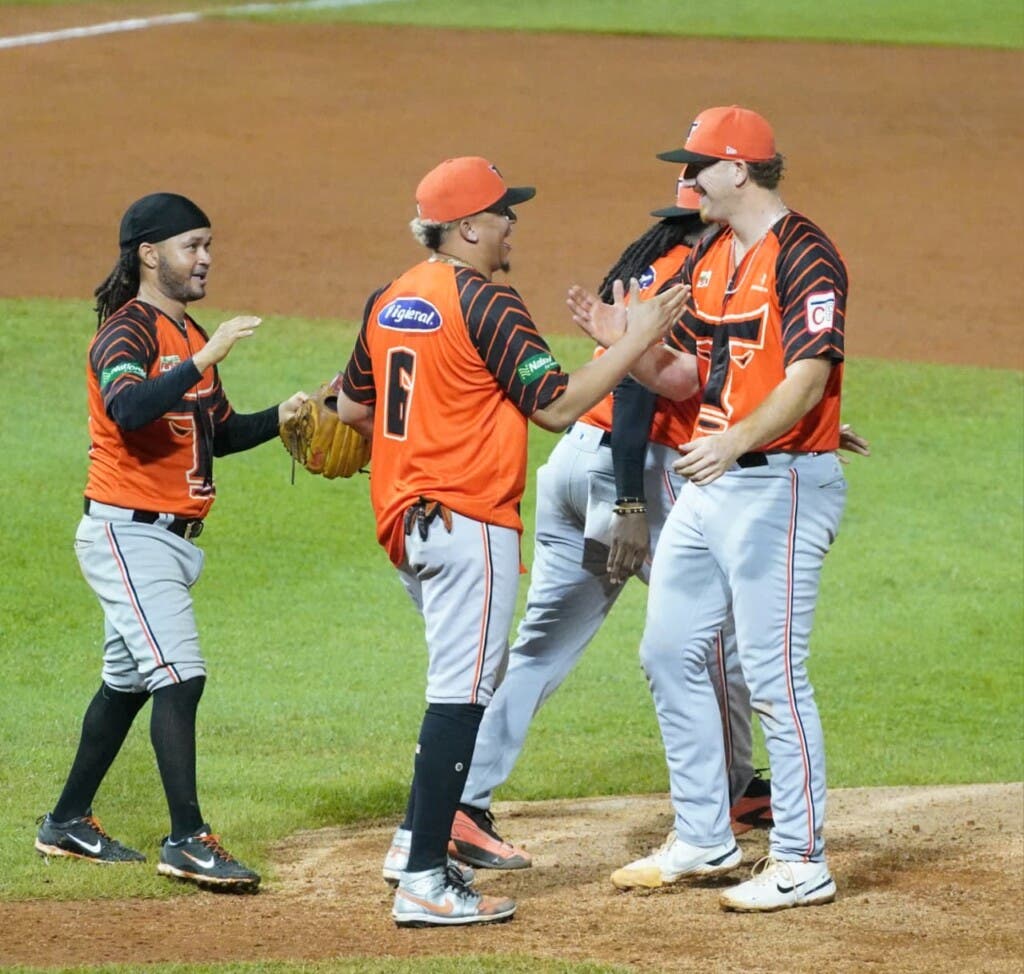 Joe Corbett es saludado por sus compañeros de equipo de Los Toros del Este.-Foto Manolito Jiménez