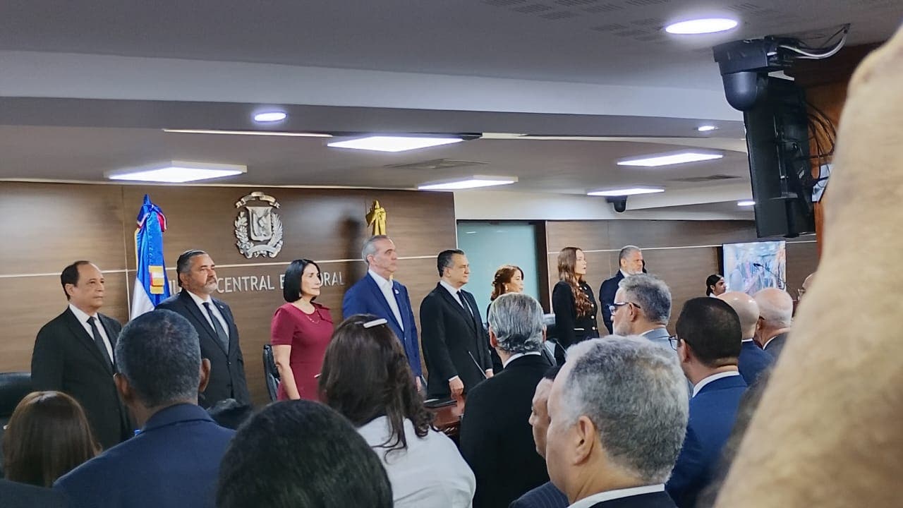 Abinader y Raquel Arbaje realizan cambio a la nueva cédula con más de 100 medidas de seguridad