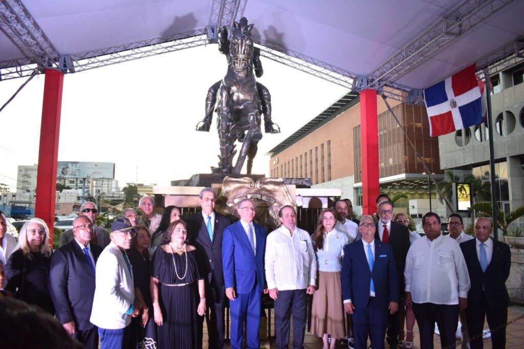 Instituto Duartiano devela la primera estatua ecuestre de Juan Pablo Duarte