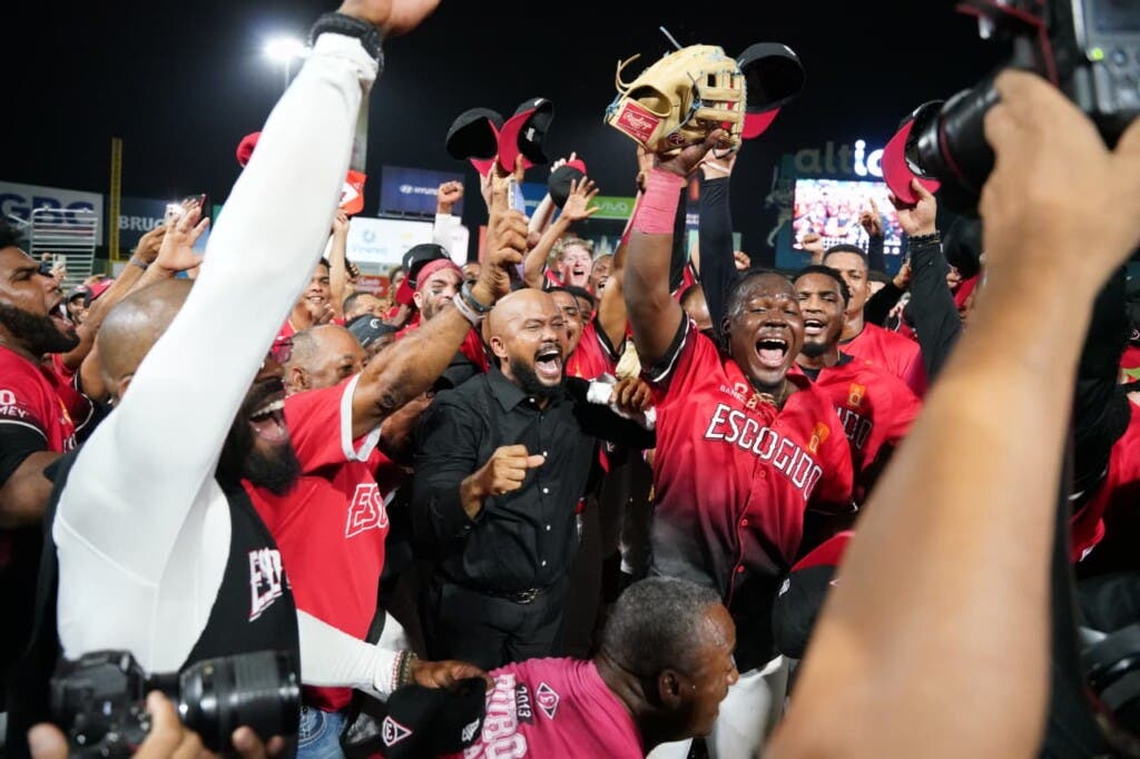 Jugadores de los Leones del Escogido celebran el bicampeonato al imponerse 4-1 en la Serie Final de la LIDOM ante los Toros del Este.-Foto Manolito Jiménez