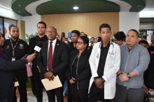 CMD protesta por arresto de pediatra en el Robert Reid y denuncia abuso policial