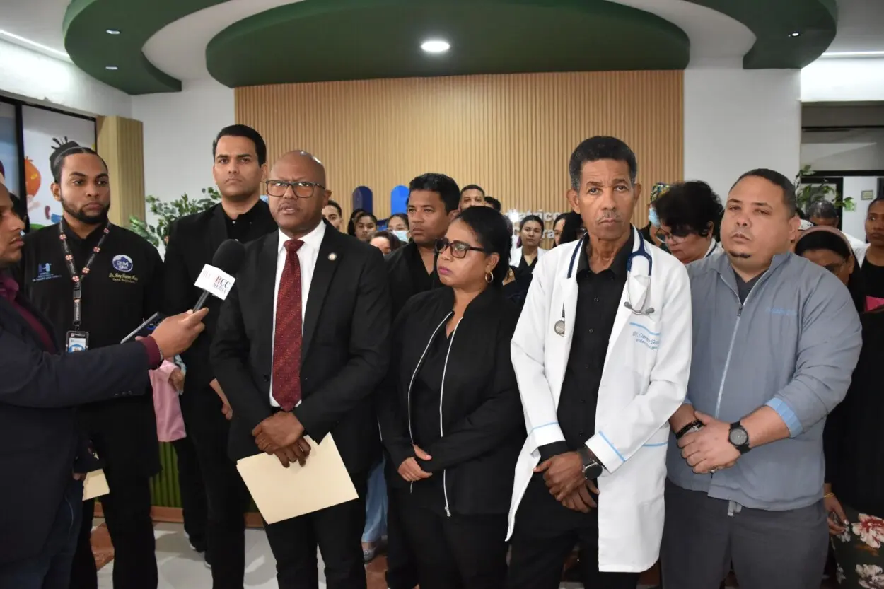 CMD protesta por arresto de pediatra en el Robert Reid y denuncia abuso policial