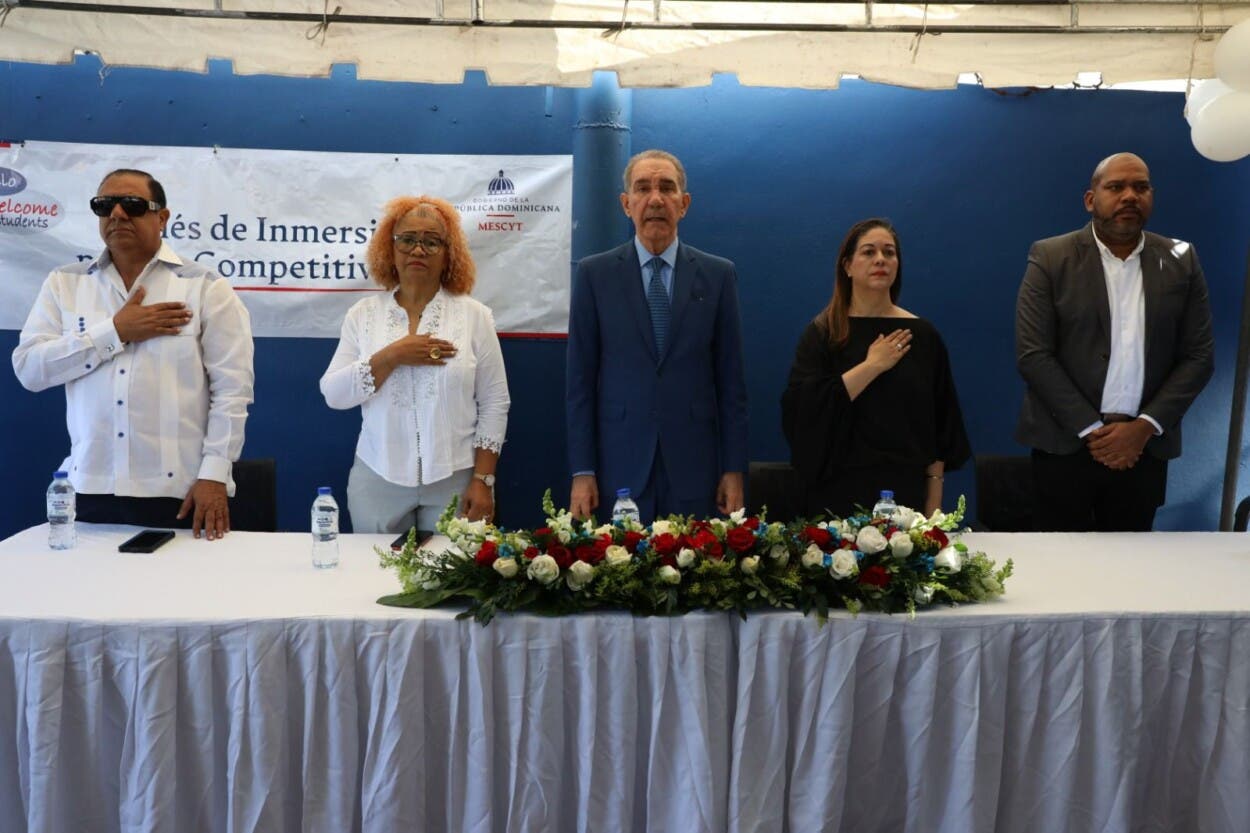 MESCyT fortalece programa de inglés para jóvenes de Santo Domingo Este