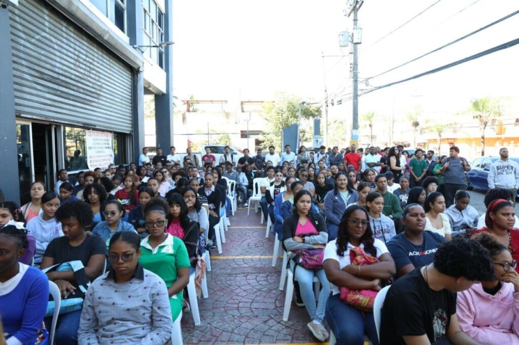 MESCyT fortalece programa de inglés para jóvenes de Santo Domingo Este