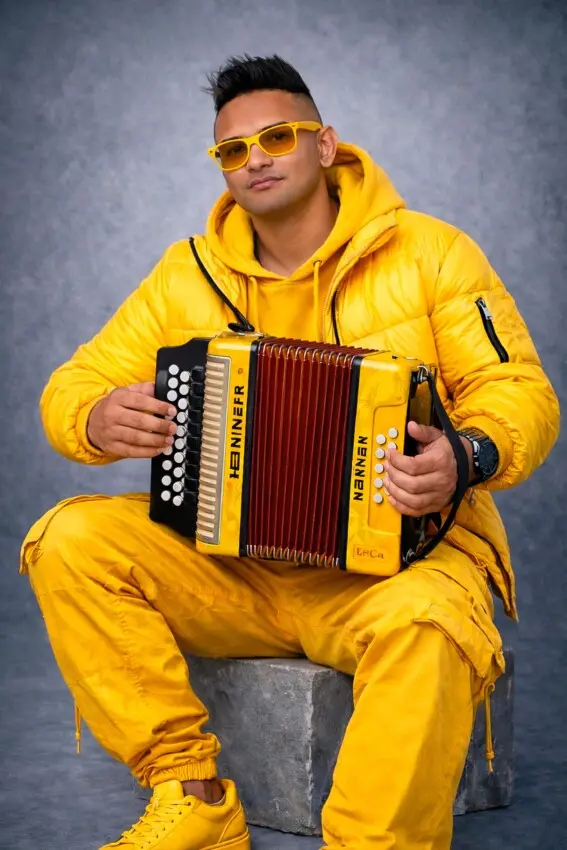 Adid reinventa “Café con ron” a ritmo de merengue típico