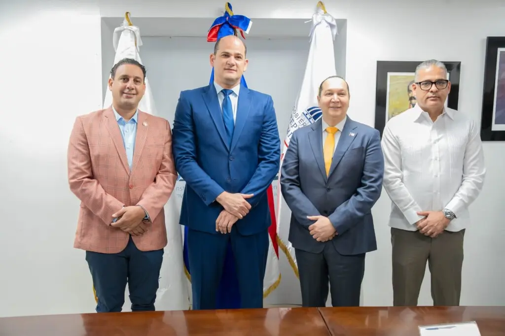 Adolfo Pérez y Jesús Andújar Avilés junto a los subdirectores del Inabie: Melvin Ramírez y Luis Valdez.  / Fuente externa.