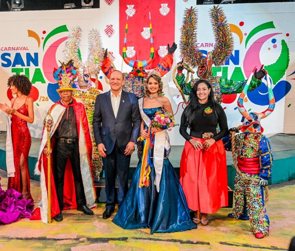 Stefany Guzmán es coronada Reina del Carnaval de Santiago 2026